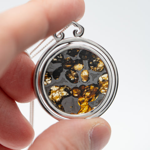 アクセサリー Etrarium Meteorite Necklace Sericho Pallasite Meteorite Pendant - Mini Museum