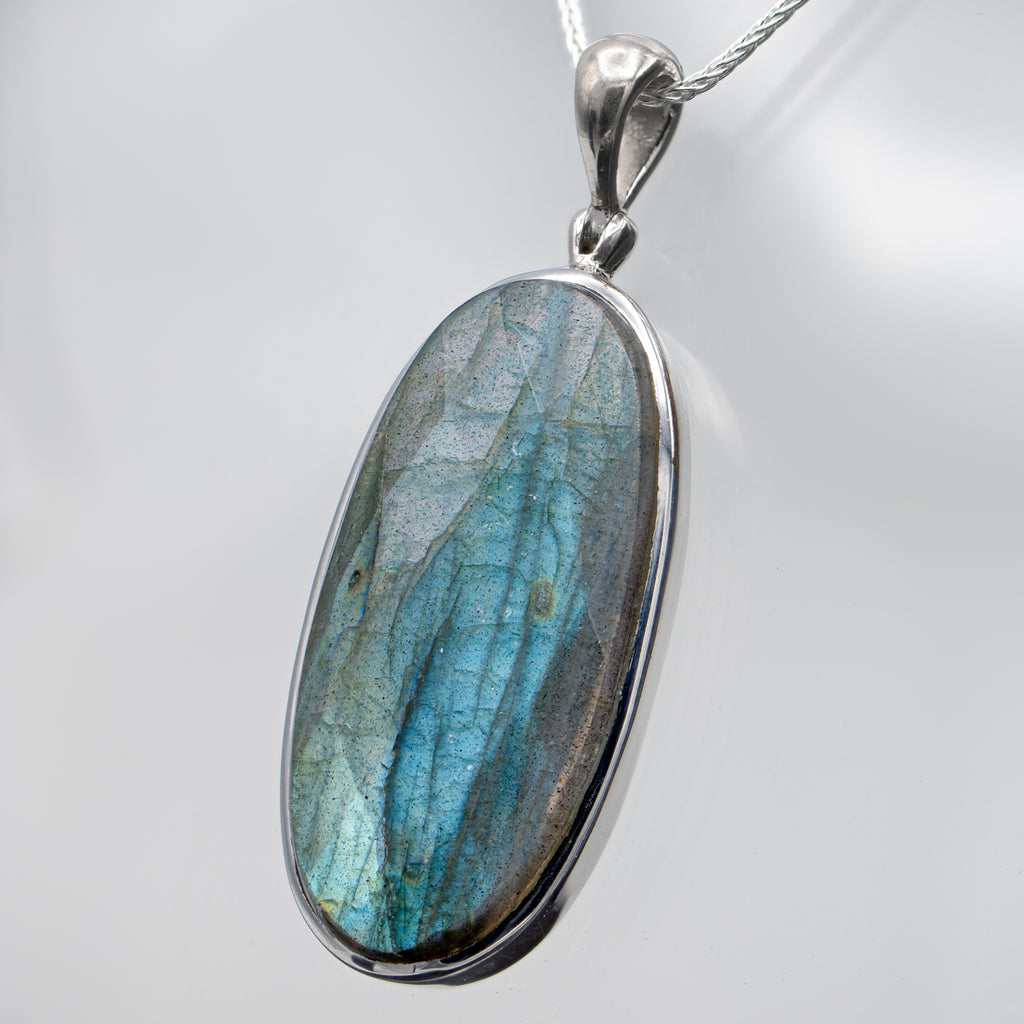Ciondolo ovale celtico LABRADORITE in ARGENTO STERLING 925 - Pietra preziosa naturale e autentica - Italia Ciondolo ovale celtico LABRADORITE in ARGENTO STERLING 925 - Pietra preziosa naturale e autentica - Italia