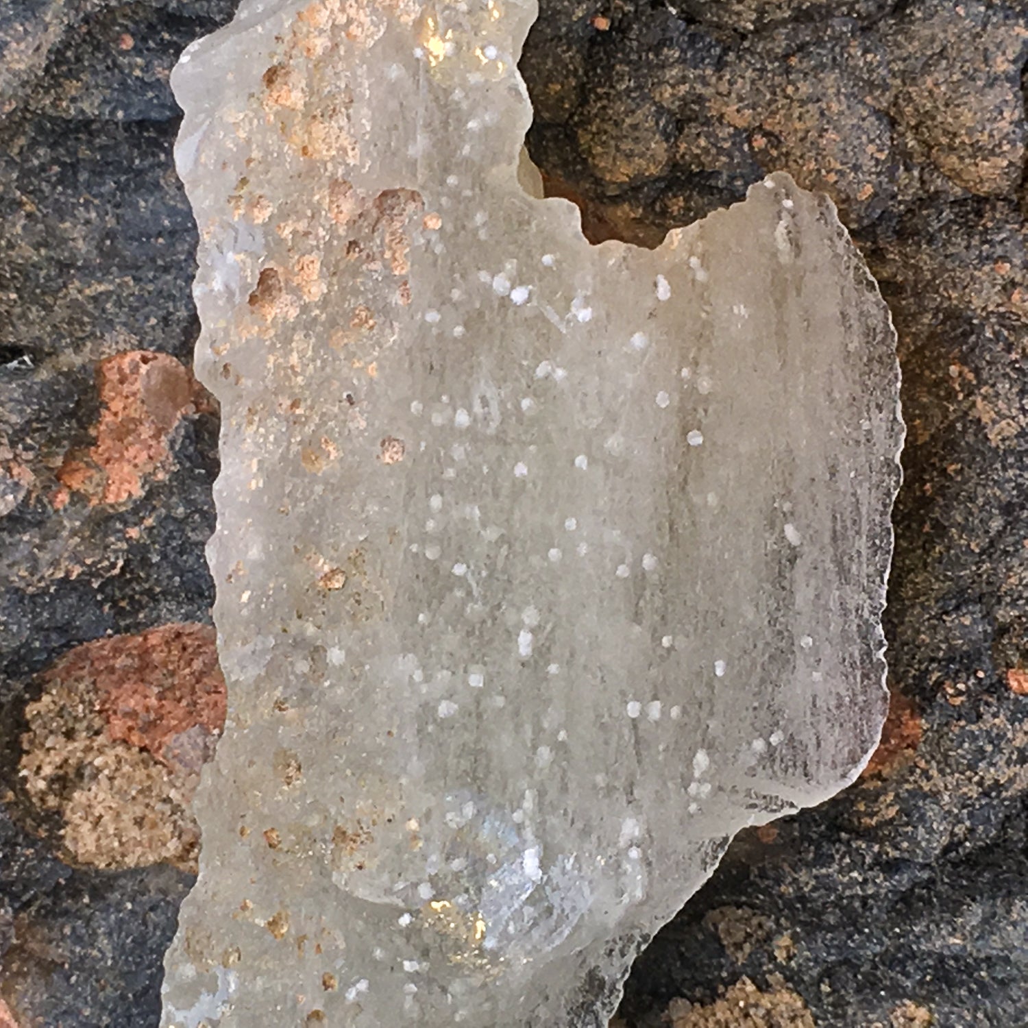 Verre Libyque ou tectite dorée, comment le reconnaître